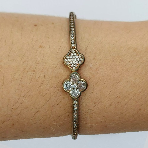 PULSEIRA (BRACELETE) NO BRUTO PRONTO PARA O BANHO(CX112) - BRACELETE VAN CLEEF CRAVEJADO COM MICRO ZIRCÔNIAS COM TRAVA - PESO 10.3GR - COMPOSIÇÃO: 70% LATÃO E 30% ZIRCÔNIA - BRU10676