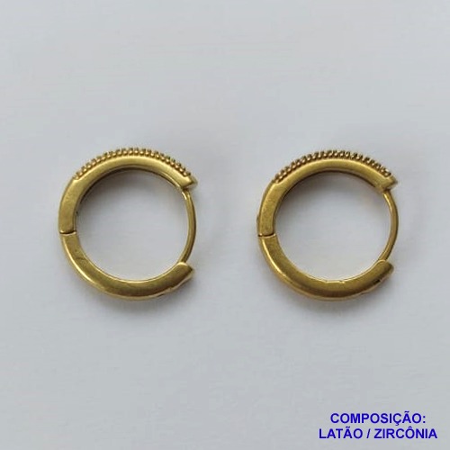 BRINCO NO BRUTO PRONTO BANHO (CX03) - BRINCO COM UMA FILEIRA DE MICRO ZIRCÔNIA CRISTAL - ARGOLINHA DE PRESSÃO (TRANQUETA) TAMANHO 17MM - LARGURA: 2.6MM - PESO TOTAL 2.9GR - BRU10706
