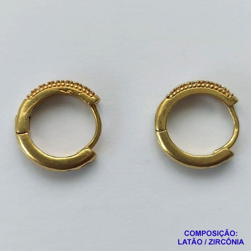 BRINCO NO BRUTO PRONTO BANHO (CX07) - BRINCO COM UMA FILEIRA DE MICRO ZIRCÔNIA CRISTAL - ARGOLINHA DE PRESSÃO (TRANQUETA) TAMANHO 14MM - LARGURA: 2.6MM - PESO TOTAL 2.0GR - BRU10711