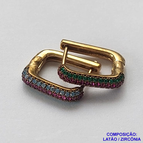 BRINCO NO BRUTO PRONTO BANHO(TTUU)(CX02) - BRINCO FORMATO QUADRADO COM TRÊS FILEIRAS DE MICROS ZIRCÔNIAS COLORIDAS - ARGOLINHA DE PRESSÃO (TRANQUETA) TAMANHO 15MM - LARGURA: 2,5MM - PESO TOTAL 4,5GR - BRU12236