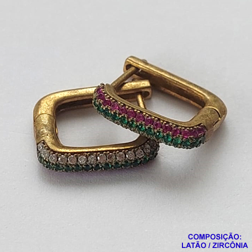 BRINCO NO BRUTO PRONTO BANHO(TTUU)(CX02) - BRINCO FORMATO QUADRADO COM TRÊS FILEIRAS DE MICROS ZIRCÔNIAS COLORIDAS - ARGOLINHA DE PRESSÃO (TRANQUETA) TAMANHO 15MM - LARGURA: 2,5MM - PESO TOTAL 4,5GR - BRU12237