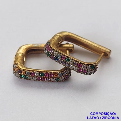 BRINCO NO BRUTO PRONTO BANHO(TTUU)(CX02) - BRINCO FORMATO QUADRADO COM TRÊS FILEIRAS DE MICROS ZIRCÔNIAS COLORIDAS - ARGOLINHA DE PRESSÃO (TRANQUETA) TAMANHO 15MM - LARGURA: 2,5MM - PESO TOTAL 4,5GR - BRU12238