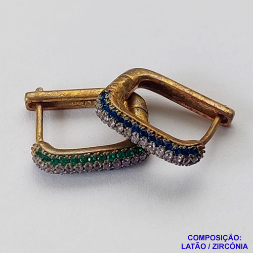 BRINCO NO BRUTO PRONTO BANHO(TTUU)(CX01) - BRINCO FORMATO QUADRADO COM TRÊS FILEIRAS DE MICROS ZIRCÔNIAS COLORIDAS - ARGOLINHA DE PRESSÃO (TRANQUETA) TAMANHO 15MM - LARGURA: 2,5MM - PESO TOTAL 4,5GR - BRU12239