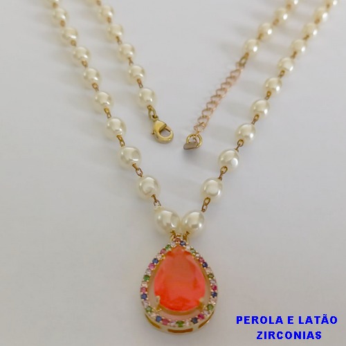 GARGANTILHA NO BRUTO PRONTO PARA O BANHO - CORRENTE COM PÉROLAS 5MM E PINGENTE GOTA COM ZIRCÔNIA E BASE CRAVEJADA EM MICROS ZIRCÔNIAS COLORIDAS 14X19MM - TAMANHO 60CM + EXTENSOR - PESO: 16,7GR - BRU11290
