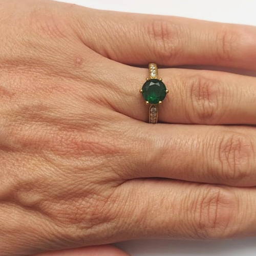 ANEL NO BRUTO PRONTO PARA O BANHO - ANEL CRAVEJADO COM MICROS ZIRCÔNIAS CRISTAIS E PEDRA EM ZIRCÔNIA VERDE (AX000004 C129) - COMPOSIÇÃO LATÃO / ZIRCÔNIA - PESO MÉDIO 2.4GR - ANEL000357