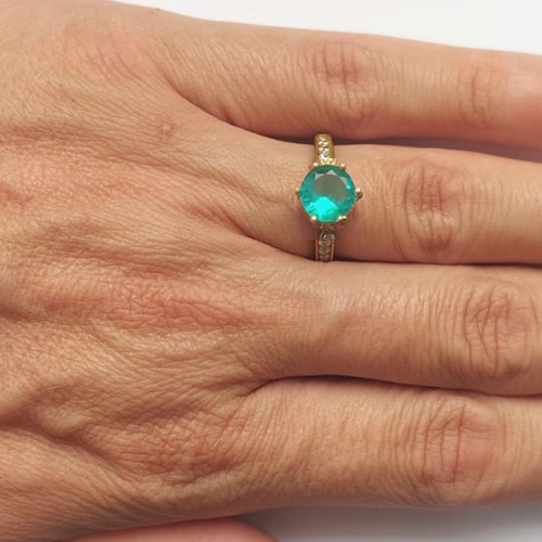 ANEL NO BRUTO PRONTO PARA O BANHO - ANEL CRAVEJADO COM MICROS ZIRCÔNIAS CRISTAIS E PEDRA EM ZIRCÔNIA AZUL (AX000004 C037) - COMPOSIÇÃO LATÃO / ZIRCÔNIA - PESO MÉDIO 2.4GR - ANEL000361
