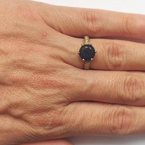 ANEL NO BRUTO PRONTO PARA O BANHO - ANEL CRAVEJADO COM MICROS ZIRCÔNIAS CRISTAIS E PEDRA EM ZIRCÔNIA AZUL ESCURA (AX000004 C037) - COMPOSIÇÃO LATÃO / ZIRCÔNIA - PESO MÉDIO 2.4GR - ANEL000362