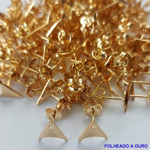 ACESSÓRIO FOLHEADO A OURO - BANHADO COM 5 MILESIMO+VERNIZ DIAMOND - BASE FORMATO TRIANGULO PARA BRINCO COM PINO - TAMANHO 8x9MM  - VENDIDA POR PAR - OURO003