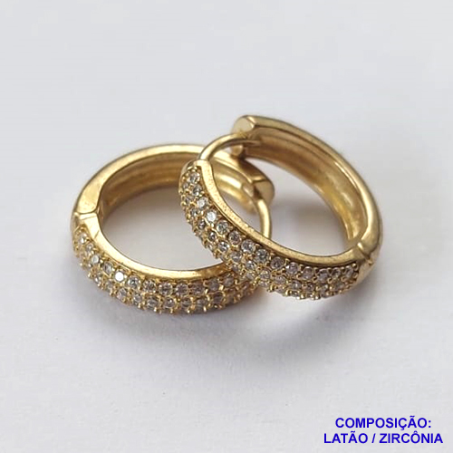 BRINCO NO BRUTO PRONTO BANHO(CX02) - BRINCO ARGOLA COM TRÊS FILEIRAS EM MICROS ZIRCÔNIAS CRISTAIS - ARGOLINHA DE PRESSÃO (TRANQUETA) TAMANHO 10MM - LARGURA: 3MM - PESO TOTAL 1,8GR - BRU12454