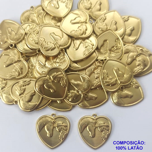 ACESSÓRIO PINGENTE NO BRUTO PRONTO PARA O BANHO (CX17) - PINGENTE CORAÇÃO COM CAVALO 17MM (5484) COMPOSIÇÃO 100% LATÃO - PESO TOTAL 1,2GR - BRU0002023