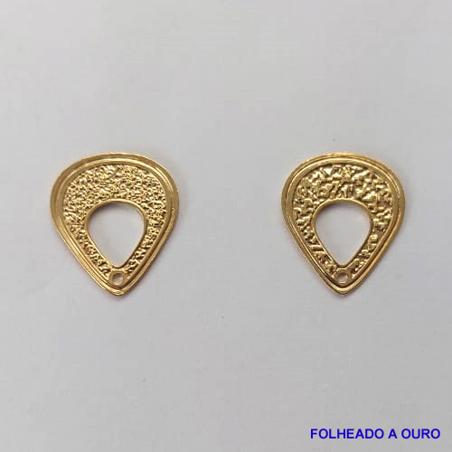 ACESSÓRIO FOLHEADO A OURO - BANHADO COM 5 MILESIMO+VERNIZ DIAMOND - BASE PARA BRINCO COM PINO FORMATO GOTA MARTELADA VAZADA - TAMANHO 13X15MM  - VENDIDA POR PAR - OURO015
