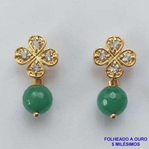 BRINCO FOLHEADO A OURO - BANHADO COM 5 MILESIMO+VERNIZ DIAMOND - BRINCO COM PINO E TREVO COM ZIRCÔNIAS E PEDRA JADE VERDE - TAMANHO 27MM - OURO017