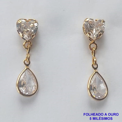 BRINCO FOLHEADO A OURO - BANHADO COM 5 MILÉSIMOS + VERNIZ DIAMOND - BRINCO DE PINO COM ZIRCÔNIA CORAÇÃO CRISTAL  E PINGENTE ZIRCÔNIA TIPO GOTA  - TAMANHO 22MM - OURO030