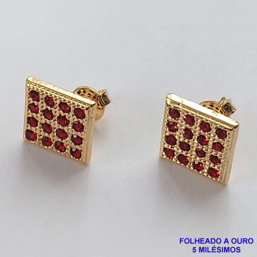 BRINCO FOLHEADO A OURO - BANHADO COM 5 MILÉSIMOS + VERNIZ DIAMOND - BRINCO DE PINO FORMATO QUADRADO CRAVEJADO EM MICROS ZIRCÔNIAS VERMELHAS - TAMANHO 9MM - OURO028