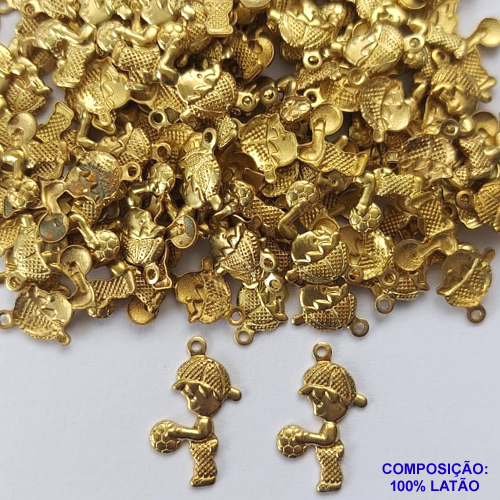 ACESSÓRIO NO BRUTO PRONTO PARA O BANHO (CX80)- PINGENTE MENINO COM BOLA (E2034) - TAMANHO 10X13MM PESO TOTAL 0,4GR - COMPOSIÇÃO: 100% LATÃO - BRU0002103