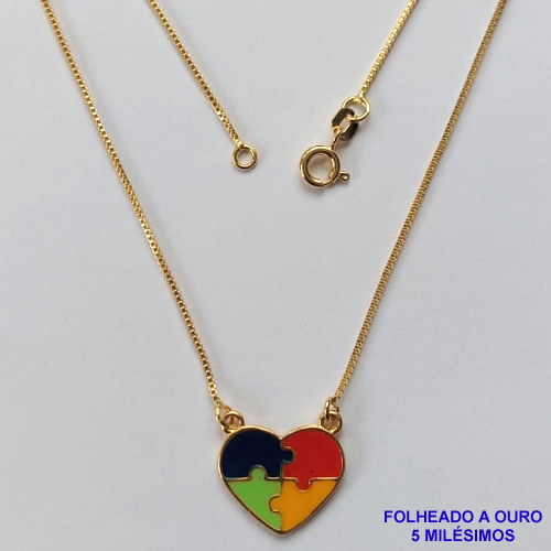 GARGANTILHA FOLHEADA A OURO - BANHADO COM 5 MILÉSIMOS + VERNIZ DIAMOND - CORRENTE VENEZIANA 45CM E PINGENTE CORAÇÃO AUTISTO 13X16MM - FECHO REDONDO - OURO042