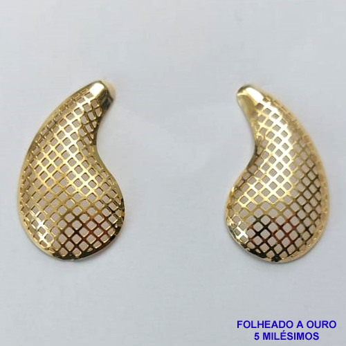 BRINCO FOLHEADO A OURO - BANHADO COM 5 MILÉSIMOS + VERNIZ DIAMOND - BRINCO DE PINO TIPO GOTA VAZADA 16X30MM - OURO045