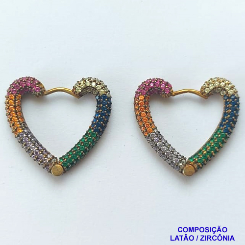BRINCO NO BRUTO PRONTO BANHO(TTUU) (CX03) - BRINCO ARGOLA CORAÇÃO CRAVEJADO EM MICROS ZIRCÔNIAS COLORIDAS - TAMANHO 23X25MM - LARGURA: 2,6MM - PESO TOTAL 8,2GR - BRU12726