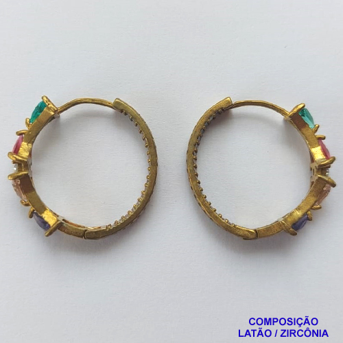 BRINCO NO BRUTO PRONTO BANHO(TTUU)(CX01) - BRINCO ARGOLA COM ZIRCÔNIAS COLORIDAS E MICROS ZIRCÔNIAS CRISTAIS PARTE INTERNA - TAMANHO 28MM - LARGURA: 6MM - PESO TOTAL 7GR - BRU12729