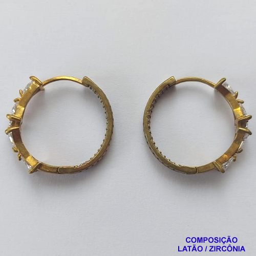 BRINCO NO BRUTO PRONTO BANHO(TTUU) (CX03) - BRINCO ARGOLA COM ZIRCÔNIAS CRISTAIS E MICROS ZIRCÔNIAS CRISTAIS PARTE INTERNA - TAMANHO 28MM - LARGURA: 6MM - PESO TOTAL 7GR - BRU12730