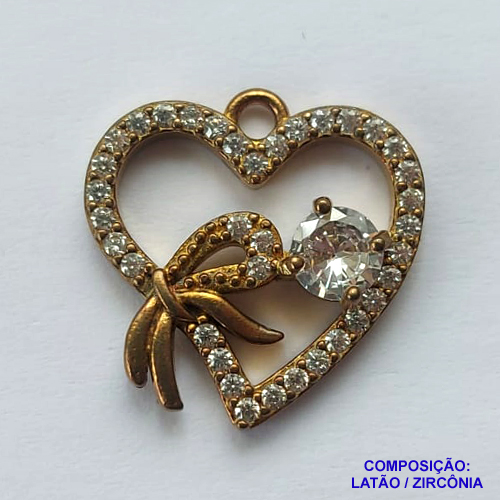 PINGENTE NO BRUTO PRONTO PARA O BANHO (CX08) - PINGENTE CORAÇÃO COM LAÇO CRAVEJADO EM MICROS ZIRCÔNIAS - COMPOSIÇÃO: LATÃO / ZIRCÔNIA - TAMANHO 17X17MM - PESO TOTAL 2,1GR - BRU12755