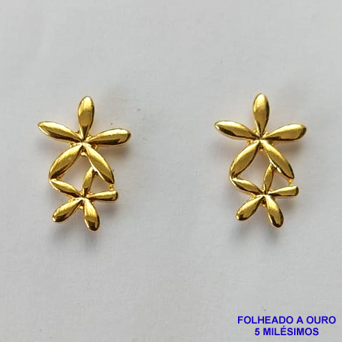 BRINCO FOLHEADO A OURO - BANHADO COM 5 MILÉSIMOS + VERNIZ DIAMOND - BRINCO DE PINO COM DUAS FLORES 10X15MM - OURO054