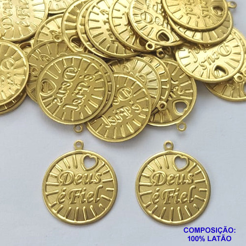 ACESSÓRIO NO BRUTO PRONTO PARA O BANHO (CX25) - DEUS É FIEL COM CORAÇÃO VAZADO 20MM (E3040) - PESO 1,3GR - COMPOSIÇÃO: 100% LATÃO - BRU0002243