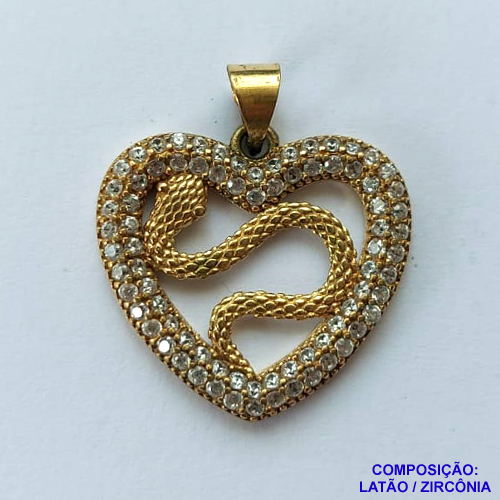 PINGENTE NO BRUTO PRONTO PARA O BANHO (CX37) - PINGENTE CORAÇÃO VAZADO COM COBRA CRAVEJADO EM MICRO ZIRCÔNIAS CRISTAIS 20X21MM - PESO TOTAL 2,6GR - COMPOSIÇÃO: LATÃO / ZIRCÔNIA - BRU0002296