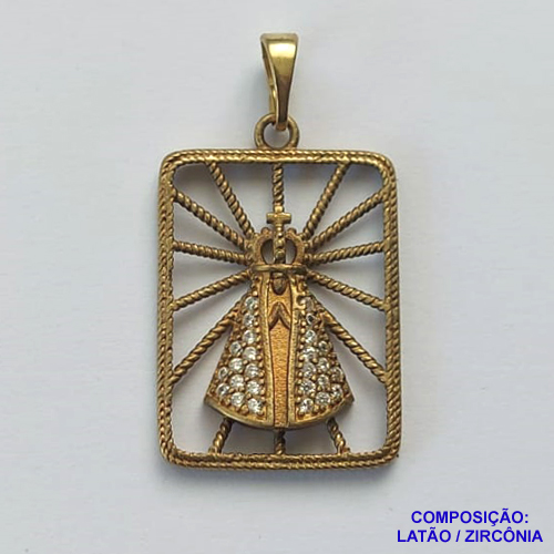 PINGENTE NO BRUTO PRONTO PARA O BANHO (CX35) - PINGENTE MEDALHA QUADRADA VAZADA NOSSA SRA APARECIDA CRAVEJADO EM MICRO ZIRCÔNIAS CRISTAIS - COMPOSIÇÃO: LATÃO / ZIRCÔNIA - TAMANHO 23MM - (VENDIDO POR UNIDADE) PESO TOTAL 2,3GR - BRU0002326