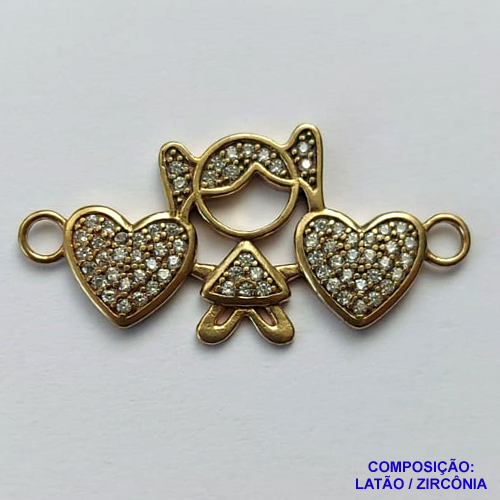 PINGENTE NO BRUTO PRONTO PARA O BANHO (CX36) - PINGENTE MENINA COM CORAÇÕES CRAVEJADA COM MICRO ZIRCÔNIAS COM DUAS ARGOLINHAS - COMPOSIÇÃO: LATÃO / ZIRCÔNIA - TAMANHO 14X30MM - PESO TOTAL 1,9GR - BRU13013