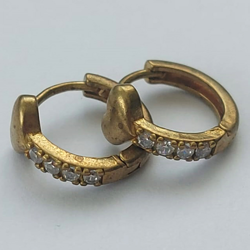 BRINCO NO BRUTO PRONTO PARA O BANHO (CX42) - BRINCO ARGOLA COM CORAÇÃO COM UMA FILEIRA EM MICROS ZIRCÔNIAS - COMPOSIÇÃO: LATÃO / ZIRCÔNIA - TAMANHO 14MM - PESO TOTAL 2,1GR - BRU13062