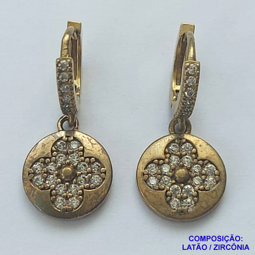 BRINCO NO BRUTO PRONTO PARA O BANHO (CX39) - BRINCO ARGOLA COM UMA FILEIRA EM MICROS ZIRCÔNIAS E PINGENTE REDONDO CRAVEJADO - COMPOSIÇÃO: LATÃO / ZIRCÔNIA - TAMANHO 26MM - PESO TOTAL 3GR - BRU13063