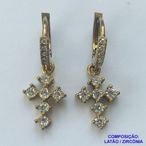 BRINCO NO BRUTO PRONTO PARA O BANHO(CX43)- BRINCO ARGOLA COM UMA FILEIRA EM MICROS ZIRCÔNIAS E PINGENTE CRUCIFIXO CRAVEJADO - COMPOSIÇÃO: LATÃO / ZIRCÔNIA - TAMANHO 27MM - PESO TOTAL 3GR - BRU13064