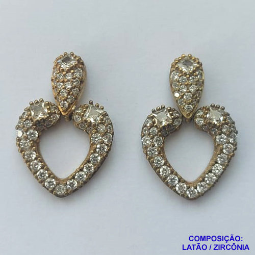 BRINCO NO BRUTO PRONTO PARA O BANHO (CX40) - BRINCO DE PINO COM BASE E CORAÇÃO VAZADO CRAVEJADOS EM MICROS ZIRCÔNIAS - COMPOSIÇÃO: LATÃO / ZIRCÔNIA - TAMANHO 27MM - PESO TOTAL 6GR - BRU13067