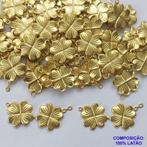 ACESSÓRIO NO BRUTO PRONTO PARA O BANHO (CX42)- (804) PINGENTE TREVO DUPLO 14MM - PESO TOTAL 1,1GR - COMPOSIÇÃO: 100% LATÃO - BRU0002492