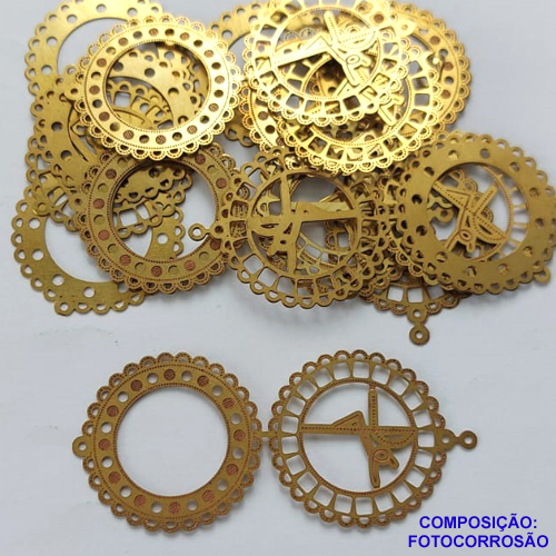 ACESSÓRIO NO BRUTO PRONTO PARA O BANHO (CX40) - (502) MANDALA FOTOCORROSSÃO DUPLO FÉ 25MM - PESO TOTAL 1,1GR - COMPOSIÇÃO: 100% LATÃO - BRU0002510