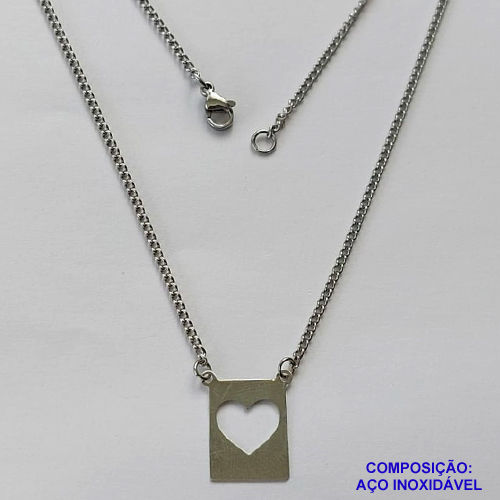 GARGANTILHA EM AÇO INOXIDÁVEL - (AÇO01) GARGANTILHA COM PINGENTE RETANGULAR  COM CORAÇÃO VAZADO - TAMANHO 50CM - FECHO LAGOSTA - COMPOSIÇÃO: AÇO INOXIDÁVEL - AÇO1133