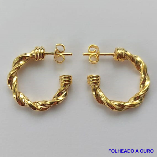BRINCO FOLHEADO A OURO - BANHADO COM 5 MILÉSIMOS + VERNIZ DIAMOND - (ARD6508) BRINCO DE ARGOLA TORCIDA 2,5X18MM - OURO057