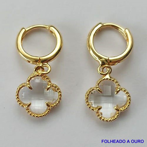 BRINCO FOLHEADO A OURO - BANHADO COM 5 MILÉSIMOS + VERNIZ DIAMOND - (BA989D) BRINCO ARGOLINHA DE PRESSÃO COM TREVO TIPO VAN CLEFF EM VIDRO CRISTAL 10MM - OURO058
