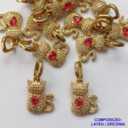 PINGENTE NO BRUTO PRONTO PARA O BANHO - (PX002495 C503) PINGENTE GATINHA CRAVEJADO EM MICROS ZIRCÔNIAS CRISTAIS E ZIRCÔNIA VERMELHA 13X18MM - COMPOSIÇÃO: LATÃO / ZIRCÔNIA - PESO TOTAL 1,8GR - BRU13151