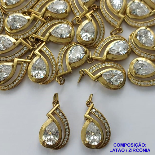 PINGENTE NO BRUTO PRONTO PARA O BANHO(CX43) - (PX002770 W) PINGENTE CRAVEJADO EM MICROS ZIRCÔNIAS CRISTAIS E ZIRCÔNIA CRISTAL 12X22MM - COMPOSIÇÃO: LATÃO / ZIRCÔNIA - PESO TOTAL 2,3GR - BRU13153