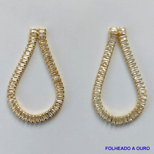 BRINCO FOLHEADO A OURO - BANHADO COM 5 MILÉSIMOS + VERNIZ DIAMOND - (BRJ3408) BRINCO DE PINO COM PINGENTE TIPO GOTA TODO EM ZIRCÔNIA 40MM - OURO069