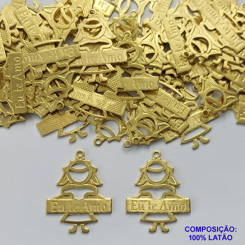 ACESSÓRIO NO BRUTO PRONTO PARA O BANHO (CX63) - (2716) PINGENTE VAZADO MENINA EU TE AMO 25MM - PESO TOTAL 1,2GR - BRU0002537