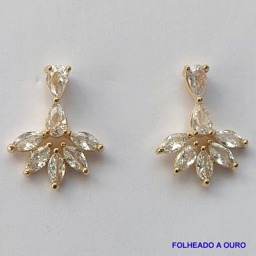 BRINCO FOLHEADO A OURO - BANHADO COM 5 MILÉSIMOS + VERNIZ DIAMOND - (BR183) BRINCO DE PINO COM PINGENTE FLOR CRAVEJADO EM ZIRCÔNIAS 17MM - OURO078