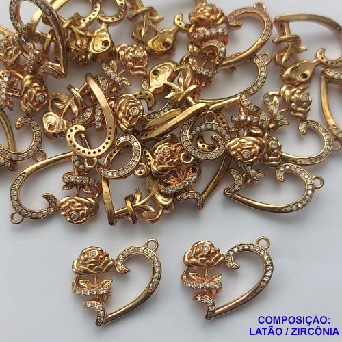PINGENTE NO BRUTO PRONTO PARA O BANHO(CX45) - PINGENTE CORAÇÃO COM FLOR CRAVEJADO COM MICRO ZIRCONIAS - COMPOSIÇÃO: LATÃO / ZIRCÔNIA - TAMANHO 17X20MM - PESO TOTAL 2,3GR - BRU13175