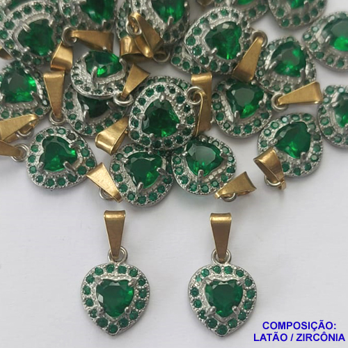 PINGENTE NO BRUTO PRONTO PARA O BANHO(CX48) - PINGENTE DE CORAÇÃO CRAVEJADO COM MICROS ZIRCÔNIAS VERDE ESMERALDA E ZIRCÔNIA NO CENTRO - (ALTA FUSÃO) TAMANHO 14MM - PESO 0,3GR (MAD) - BRU13177