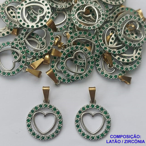 PINGENTE NO BRUTO PRONTO PARA O BANHO(CX49) - PINGENTE REDONDO CORAÇÃO CRAVEJADO COM MICROS ZIRCÔNIAS VERDE ESMERALDA - (ALTA FUSÃO) TAMANHO 17MM - PESO 1,1GR (MAD) - BRU13178