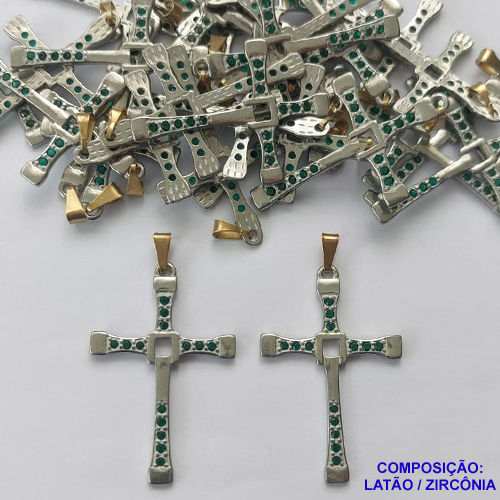 PINGENTE NO BRUTO PRONTO PARA O BANHO(CX44) - PINGENTE CRUCIFIXO CRAVEJADO COM MICROS ZIRCÔNIAS VERDE ESMERALDA - (ALTA FUSÃO) TAMANHO 27X42MM - PESO 2GR (MAD) - BRU13180