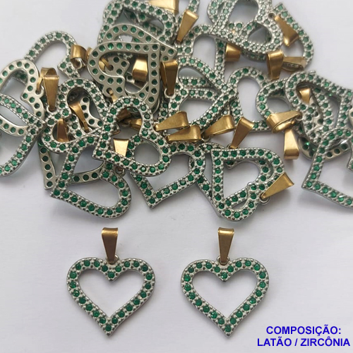 PINGENTE NO BRUTO PRONTO PARA O BANHO - PINGENTE CORAÇÃO VAZADO CRAVEJADO COM MICROS ZIRCÔNIAS VERDE ESMERALDA - (ALTA FUSÃO) TAMANHO 17MM - PESO 1,1GR (MAD) - BRU13181