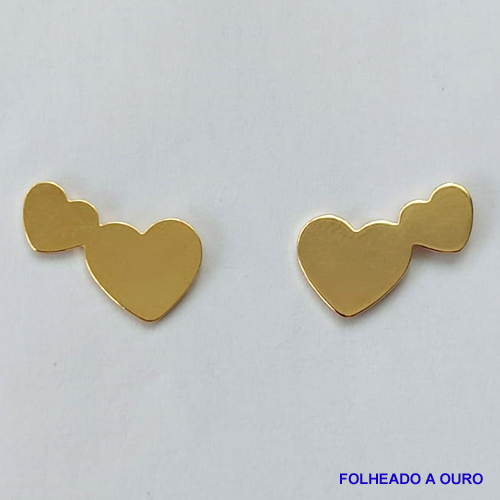 BRINCO FOLHEADO A OURO - BANHADO COM 5 MILÉSIMOS + VERNIZ DIAMOND - (BRJ3061) BRINCO DE PINO COM DOIS CORAÇÕES 10X18MM - OURO080